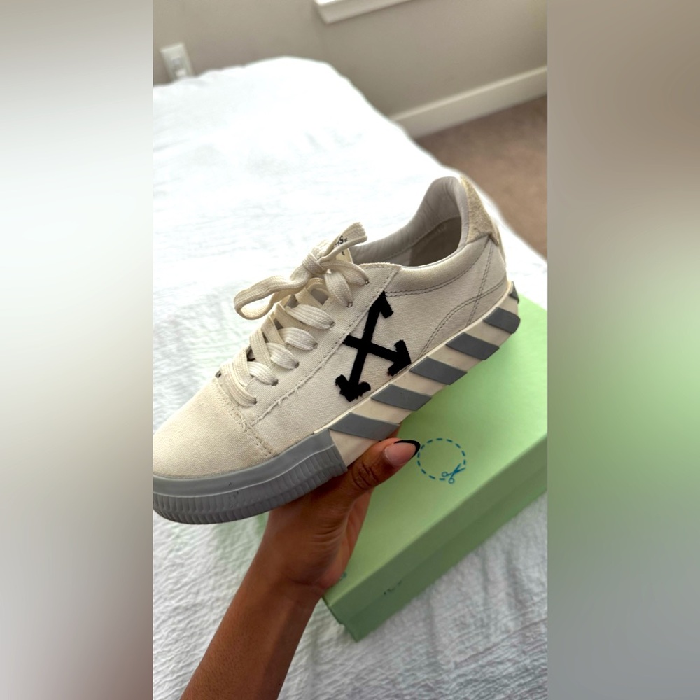 Off-White Canvas 

Size 39
